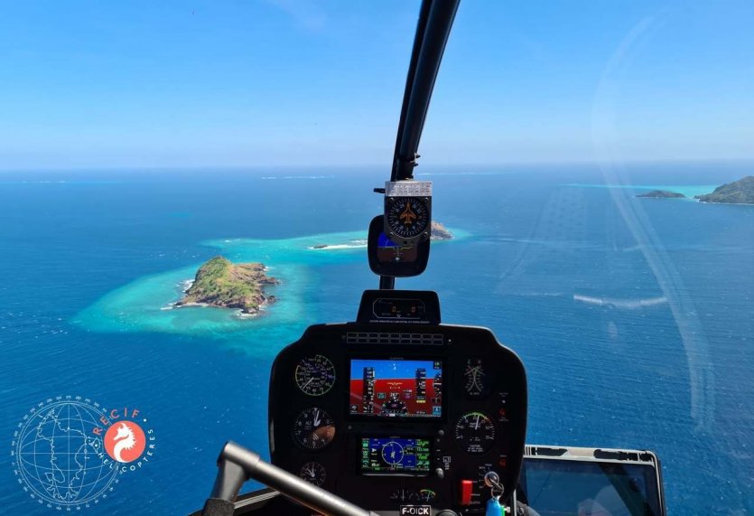 D’une capacité de 3 passagers, les hélicoptères sont entièrement décorés aux couleurs de la compagnie et de Mayotte. - © Recif Helicopteres