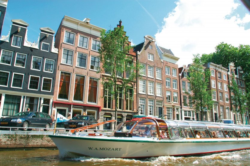 Bateau de promenade sur les canaux d'Amsterdam. - © Author's Image