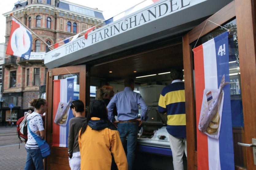 Stand de sandwichs au hareng Hollandse nieuwe. - © Stéphan SZEREMETA