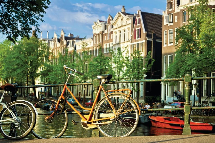 Vélo sur les canaux d'Amsterdam. - © Nikada - iStockphoto
