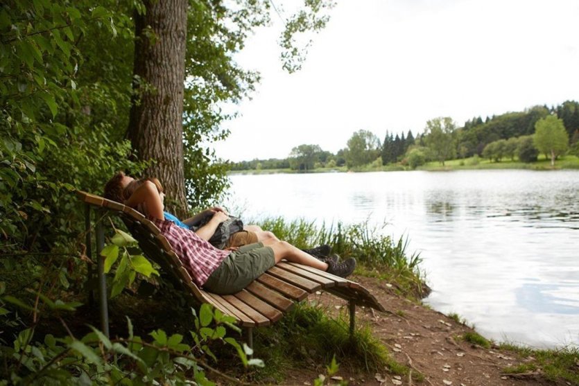 La « Garten-Wellness-Runde » est un chemin facile à parcourir, parfaitement adapté aux familles, qui longe le lac artificiel de Losheim. Il offre des beaux sentiers avec nombreuses possibilités d'arrêt pour se reposer ainsi que le centre Kneipp avec son sentier pieds-nus. Au départ et à l'arrivée, le parcours peut être complété par une visite du « SeeGarten » (jardin du lac) qui s'étend sur 5 ha. - © Marcus Gloger, Tourismus Zentrale Saarland GmbH