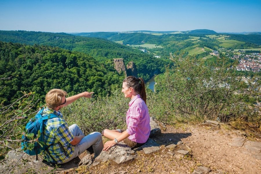 Petit tour à travers prairie et forêt avec une vue spectaculaire sur la formation rocheuse de Gans. La première partie de la randonnée longe une plage maritime. La prairie mène à des dunes de sable, qui témoignent du fait qu'une mer salée s'étendait entre Mayence et Bad Kreuznach (il y a 30 millions d'années). Notre circuit fait le tour de ces dunes, dans une forêt dense, pour ensuite atteindre la formation rocheuse Gans, qui a été créée par les gelées de l'ère glaciaire. De là, vous pouvez voir loin dans la région de Nahe. À travers la forêt mixte, nous regagnons la prairie. Une promenade facile avec une grande diversité sur une courte distance.