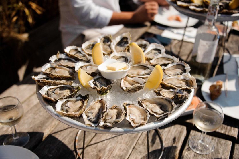 Dégustation d'huîtres dans le bassin d'Arcachon. - © Maksym Fesenko - Shutterstock.com