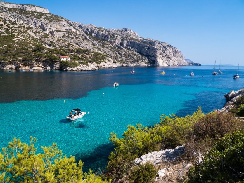 Balade en bateau dans la calanque de Sormiou - © DanielHarwardt - iStockphoto.com
