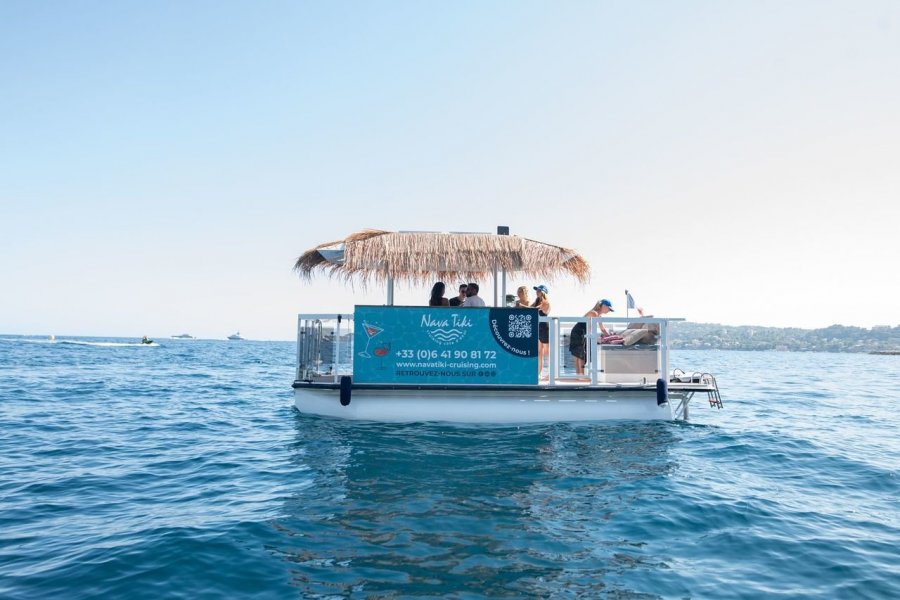 Nous avons déniché un bar flottant... pour prendre l'apéro ... sur l'eau !