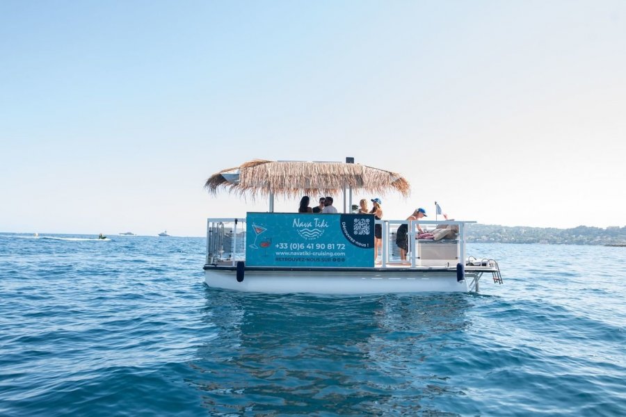 Nous avons déniché un bar flottant...  pour prendre l'apéro ... sur l'eau !