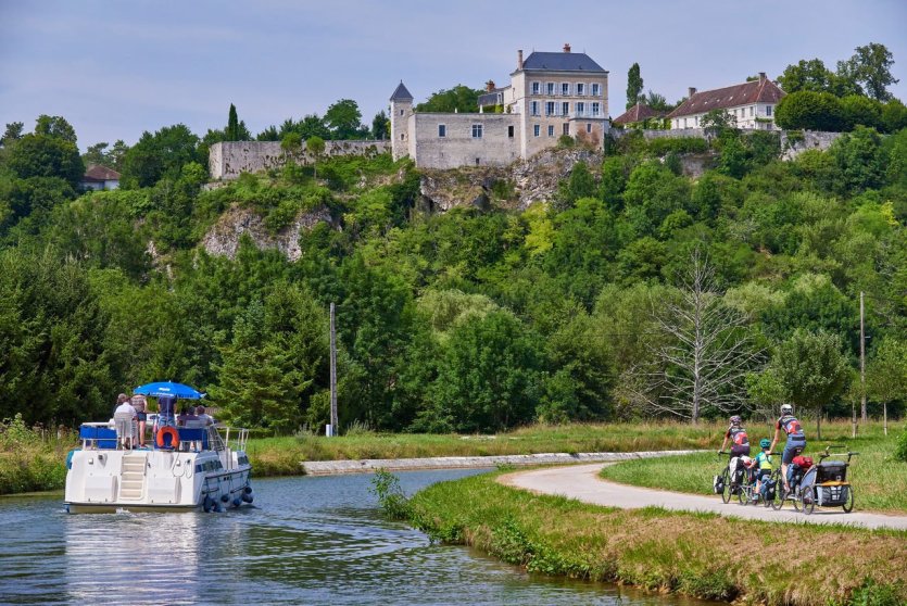 Tourisme fluvial sur le canal du Nivernais - © Damien Lachas