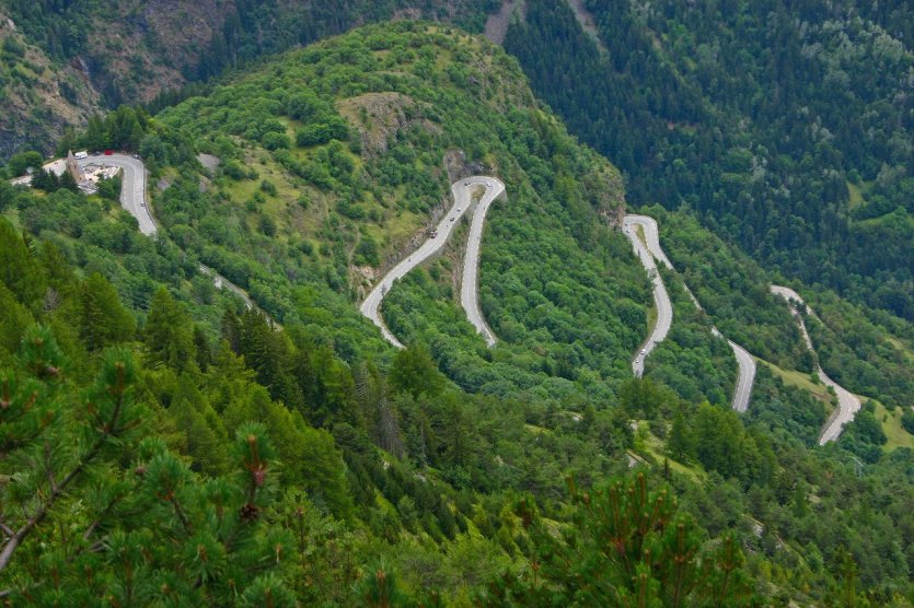 Les fameux virages de l'Alpe d'Huez - © © kartouchken - iStockphoto.com
