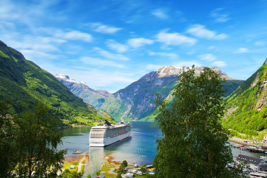Bateau de croisière dans les fjords norvégiens