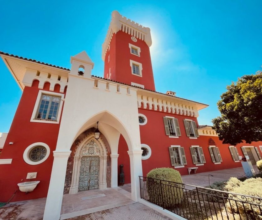 Façade du château de Crémat - © Isabelle DREZEN