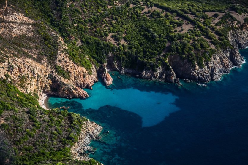 Crique dans l'ouest de la Corse. - © Sylvain Alessandri