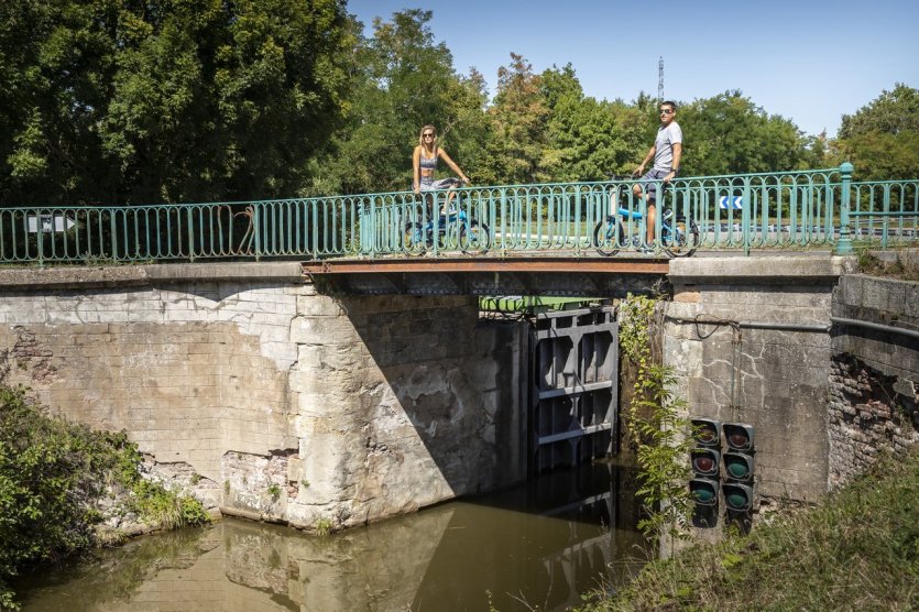 Canal du centre à vélo - © Lesley Williamson