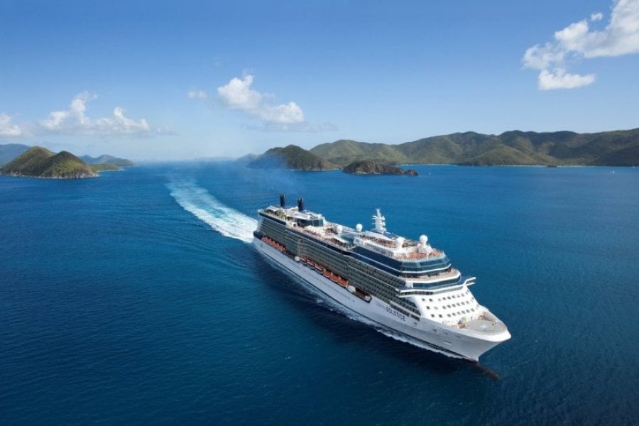 Photo aérienne d'un bateau de croisière dans les Caraïbes