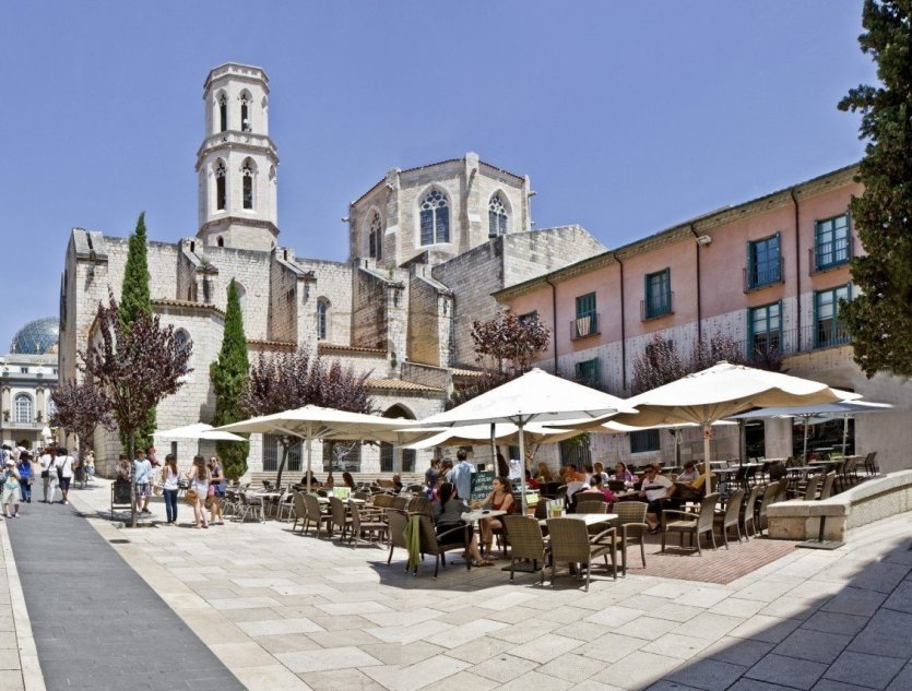 Plaça Església Sant Pere - © Iglésies Associats
