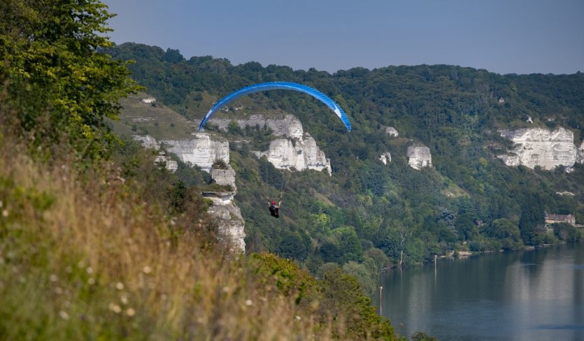 Parapente en vallée de Seine - © ADT de l'Eure, JF Lange