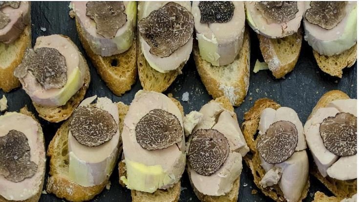 Les Croustous : sorte de « tapas » périgourdin à la truffe et au foie gras. - © Dordogne Périgord Tourisme