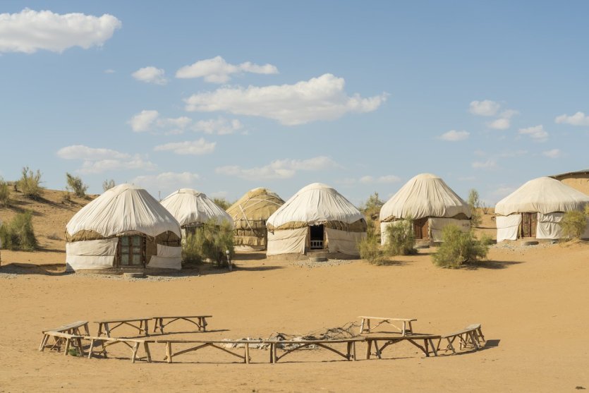 Yourtes dans le désert de Kizil-Koum - © helovi - iStockphoto.com