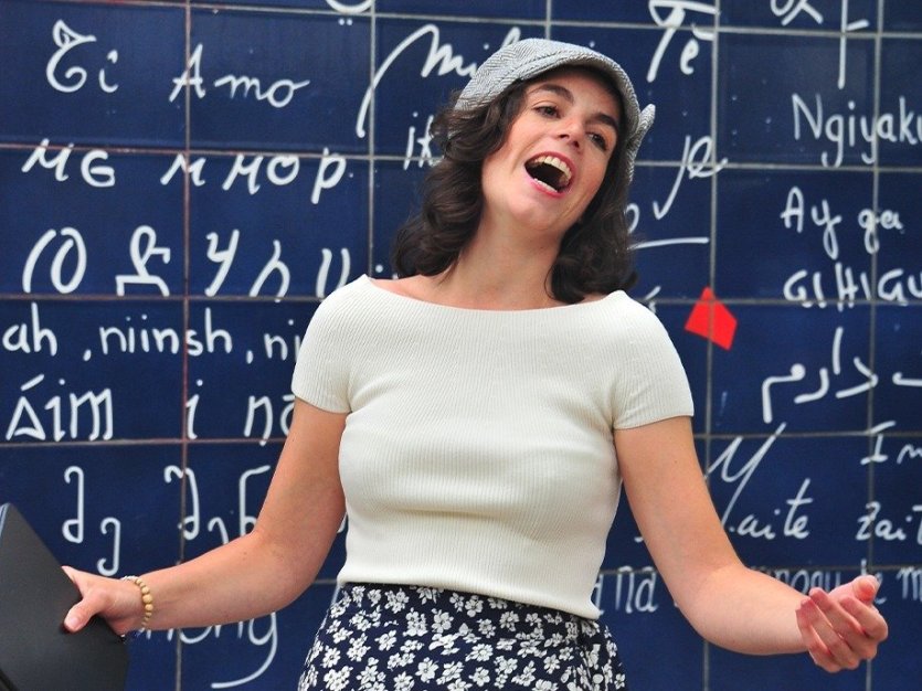 Anne-Sophie Guerrier chantant devant le mur des