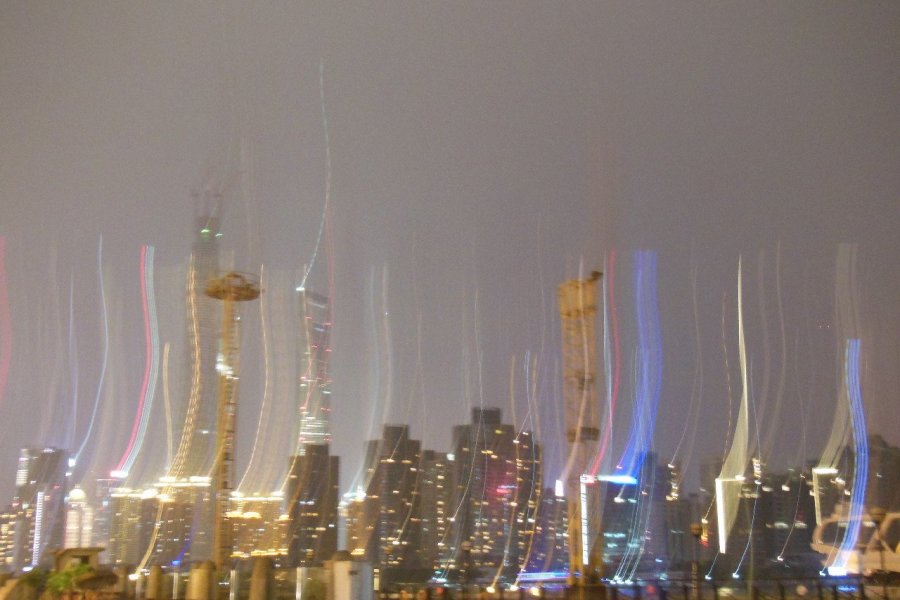 La très célèbre skyline de Shanghai, la nuit.