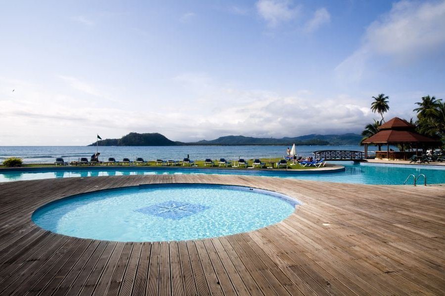 vue de la piscine de l'hotel