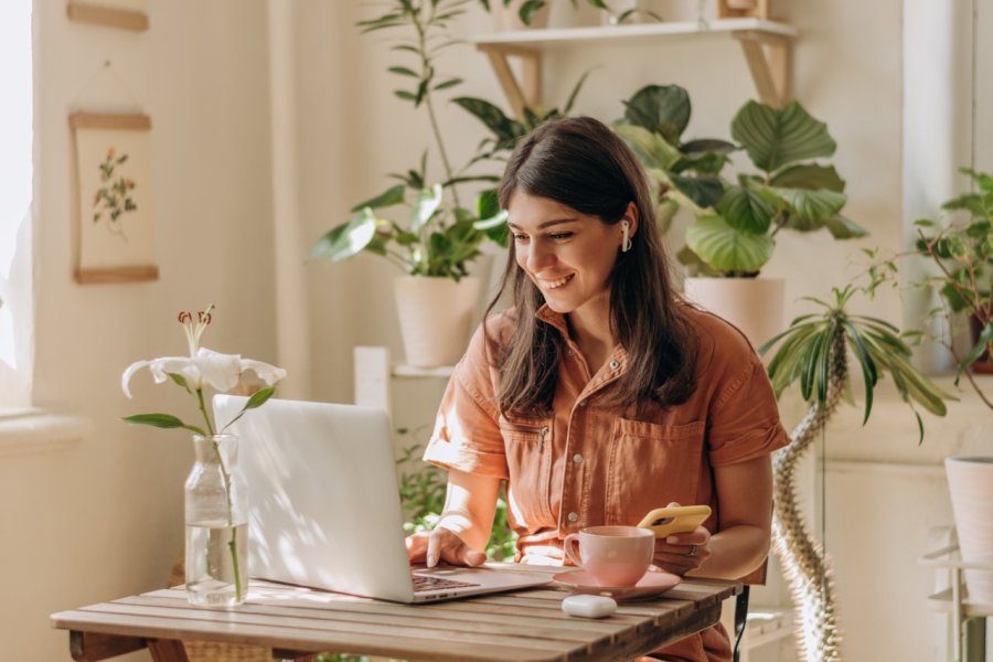 Voyager et télétravailler quand on est étudiant : comment s'y prendre ?