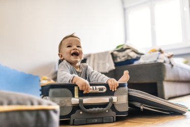 Vacances au soleil avec bébé : quels vêtements mettre dans la valise ? - © ljubaphoto - iStockphoto.com