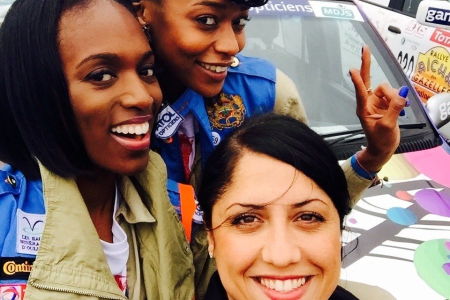 Selfie de notre journaliste Saliha Hadj-Djilani et de la première équipe anglaise du Rallye, Annaliese & Dani J's