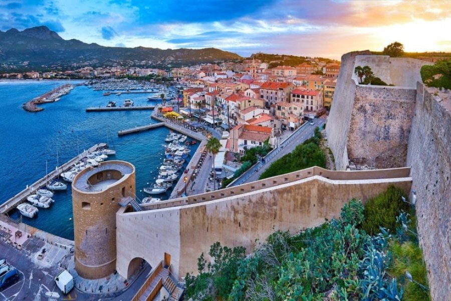 guide de voyage, Que faire à Calvi en Corse ? Les 11 incontournables à voir - © zicksvift - Adobe Stock