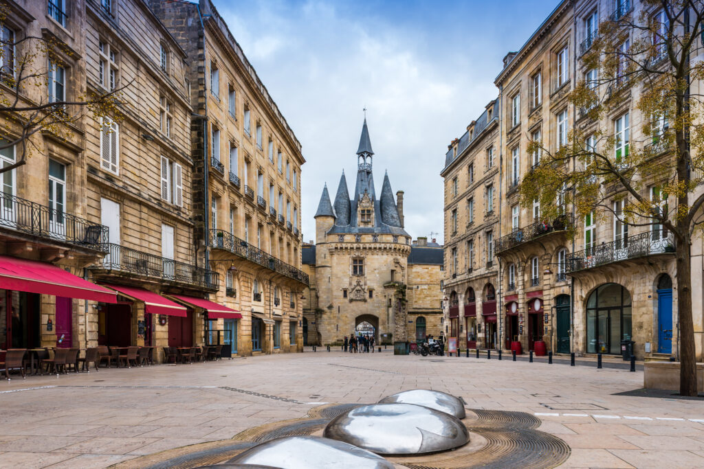 Place du palais et porte Cailhau à Bordeaux
