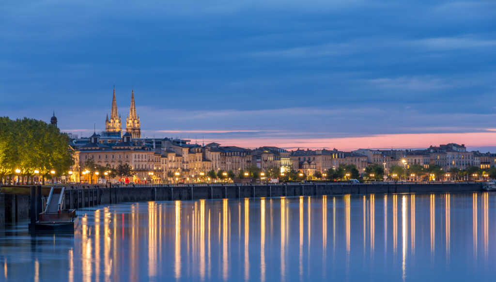 Vue de Bordeaux le soir