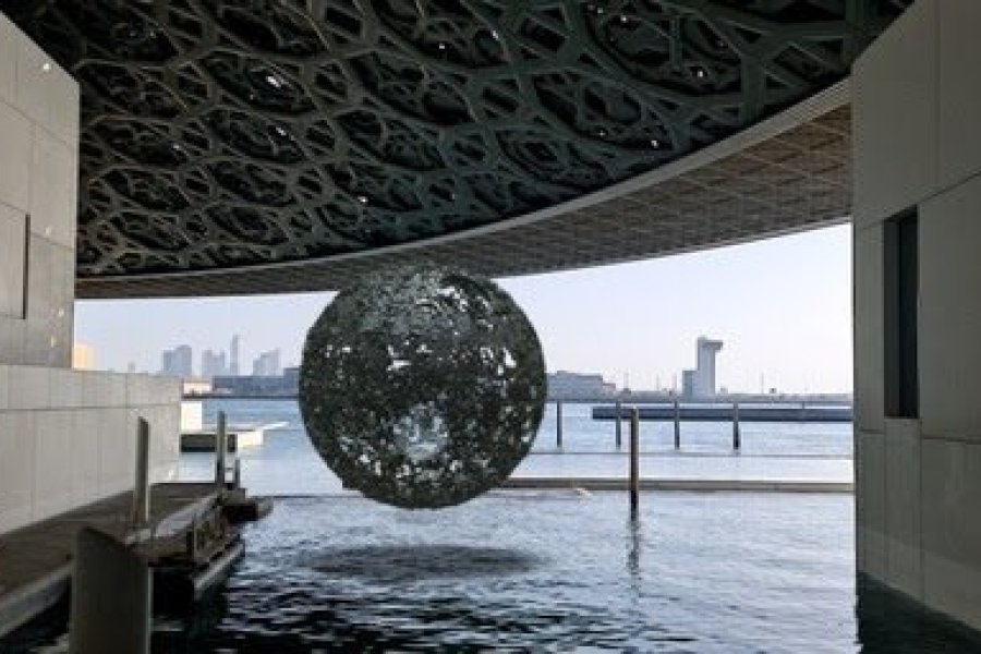 Sculpture en Réalité Augmentée de l'artiste Sarah Montani visualisée au Louvre Abu Dhabi