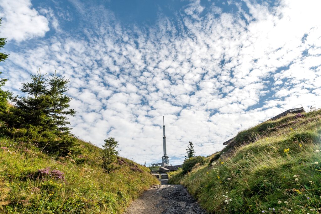 Sommet du volcan du puy de dôme à l'arrivée du chemin de randonnée partant du col de Ceyssat