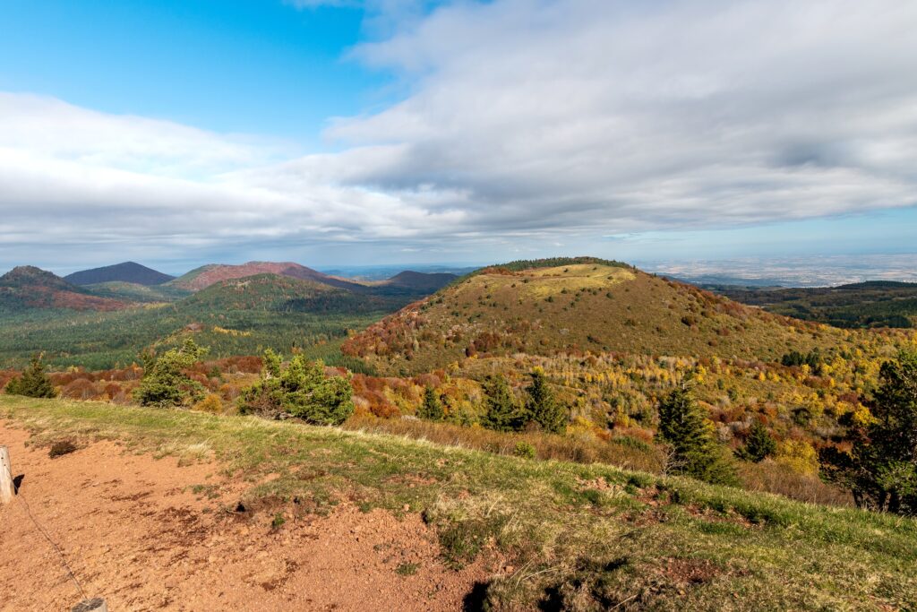 Vue sur le volcan du puy des Goules depuis le puy de Pariou 