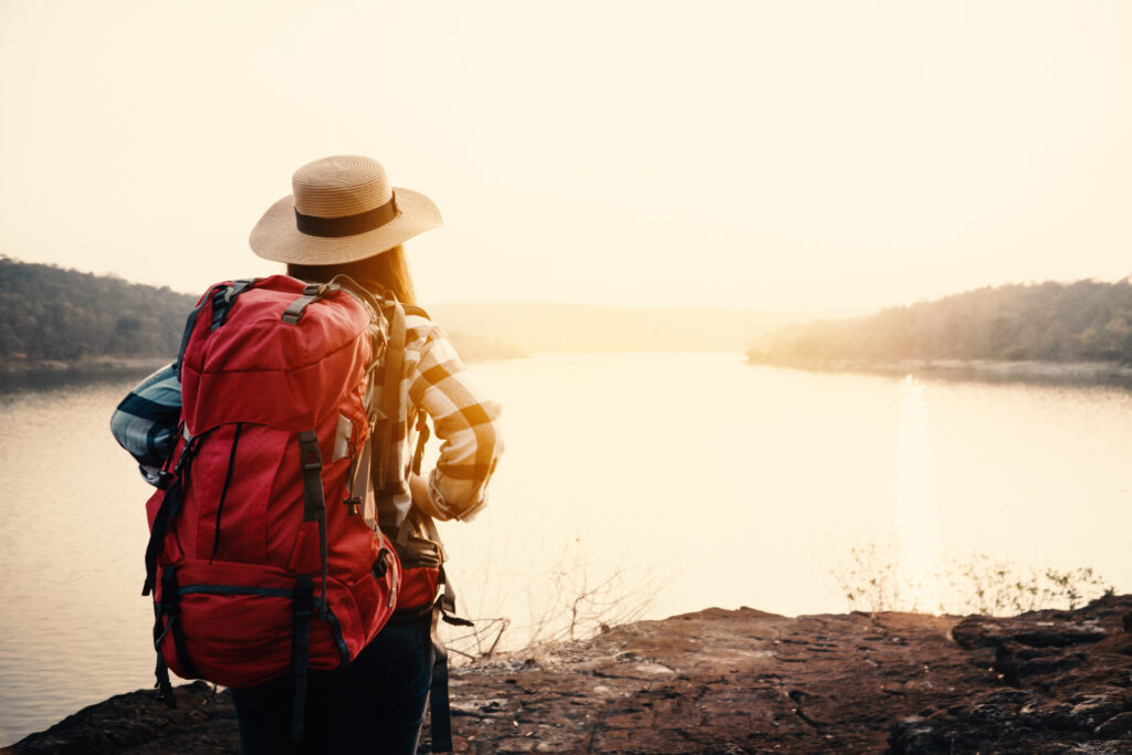 Femme sac au dos en voyage