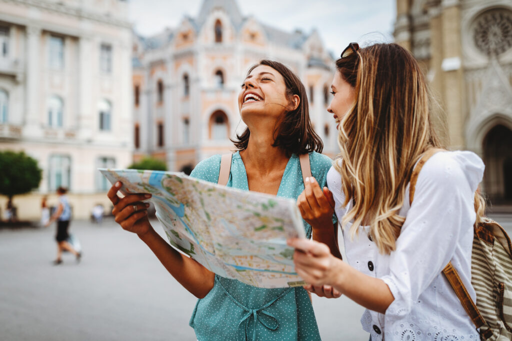 Jeunes femmes en voyage 