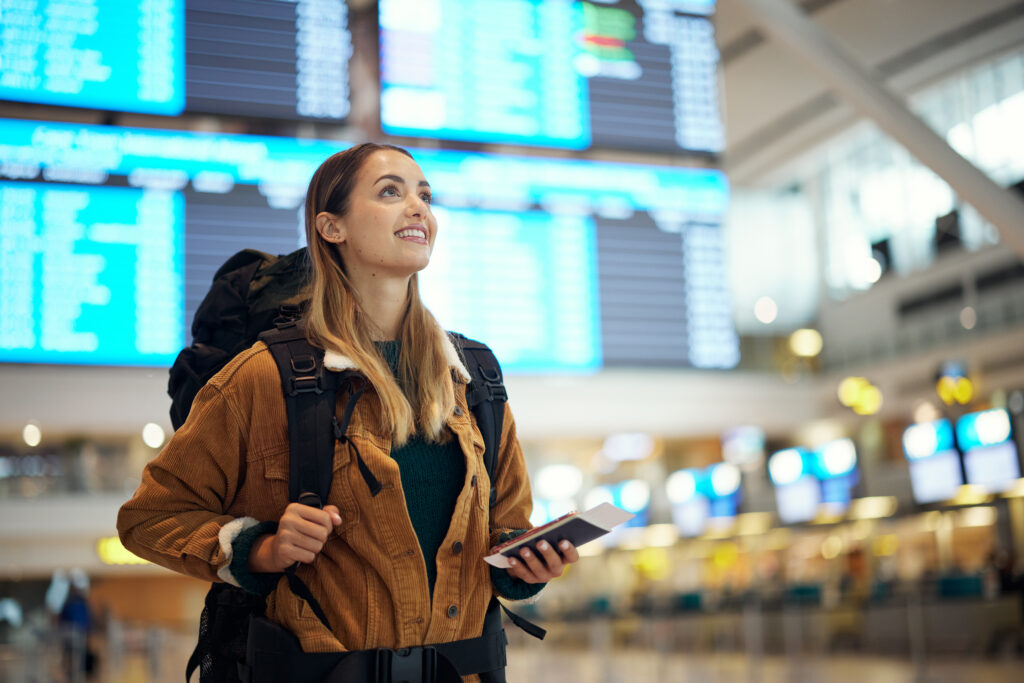 Jeune femme à l'aéroport 