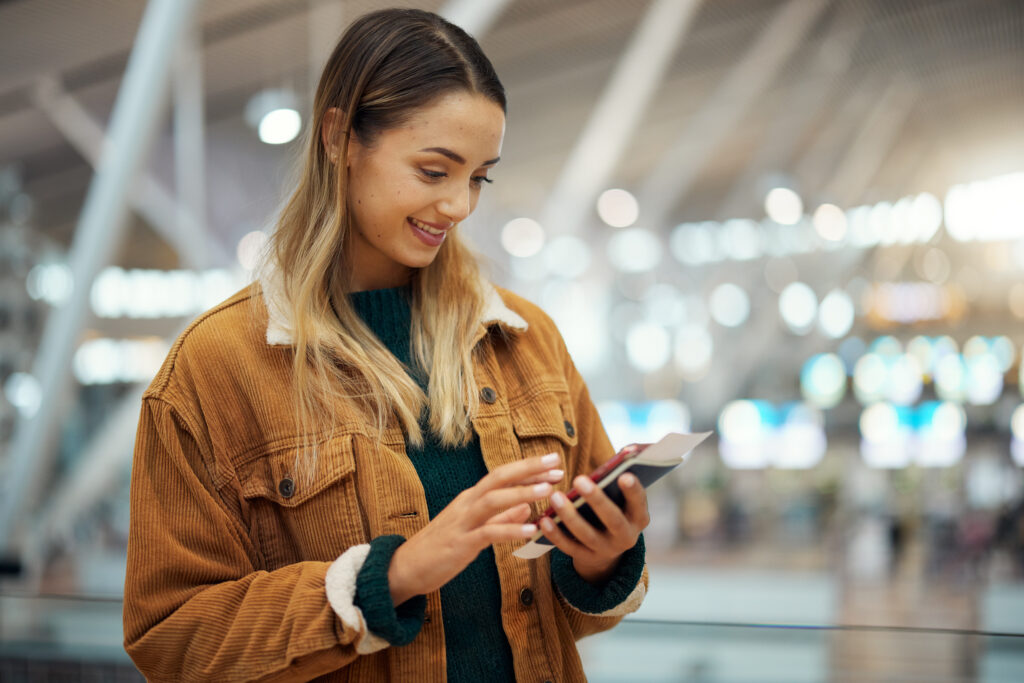 Jeune femme sur son téléphone