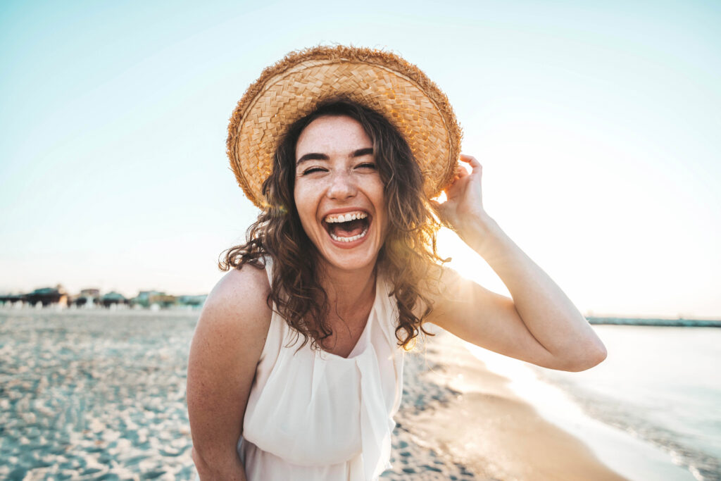 Jeune femme en voyage 