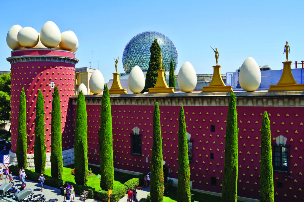 Façade du théâtre-musée Dalí à Figueres