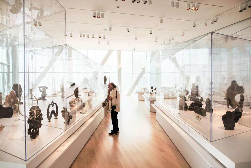 Visite de l'exposition d'art Inuit au Musée national des beaux-arts du Québec