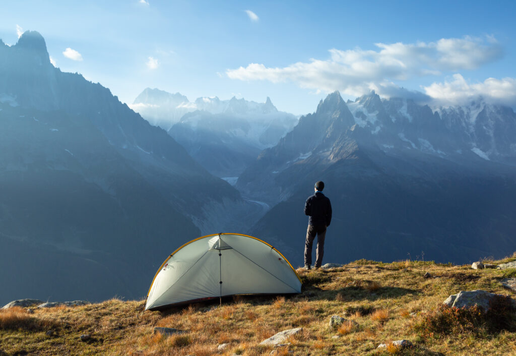 Bivouac face à la montagne 