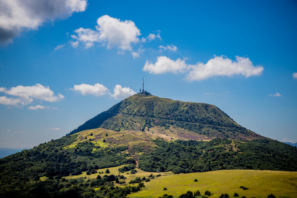 Vue sur le Puy de Dôme depuis le Puy Pariou