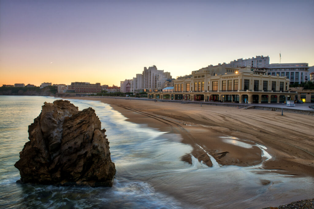 Belle vue sur la plage de Biarritz et son casino au lever du soleil
