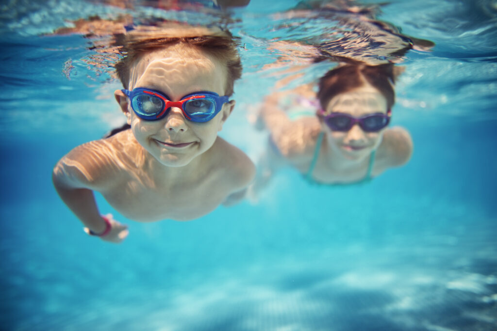 enfants dans une piscine