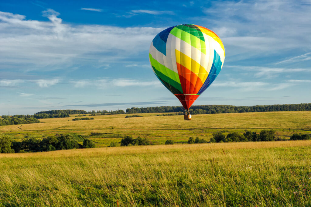 Montgolfière dans une campagne