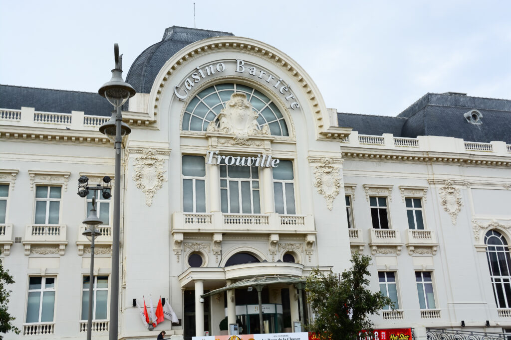 Vue générale de la façade du Casino Barrière à Trouville