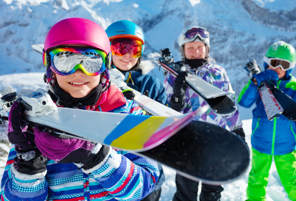 Enfants en vacances au ski