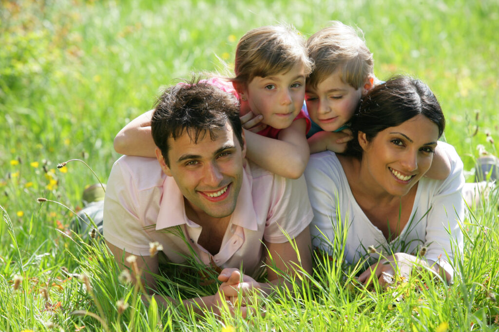 Famille allongée dans l'herbe