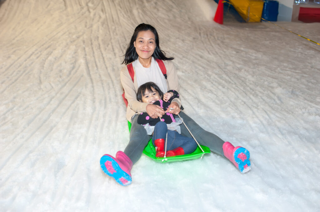 Enfant faisant de la luge en intérieur