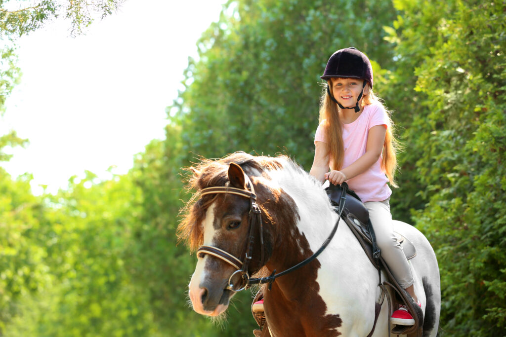 Petite fille sur un poney 